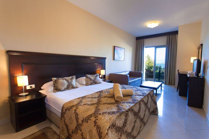 Room 4 of 113
