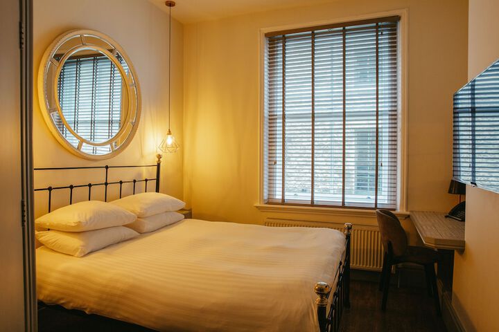Room 28 of 68