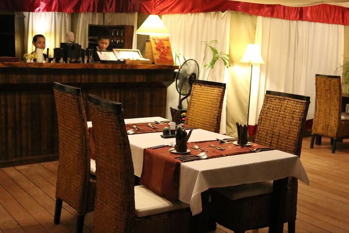 Lounge 54 of 71