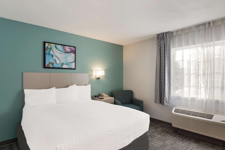 1 Queen Bed (6 of 16)