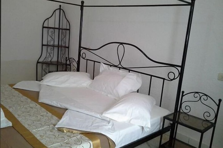 Room 9 of 40