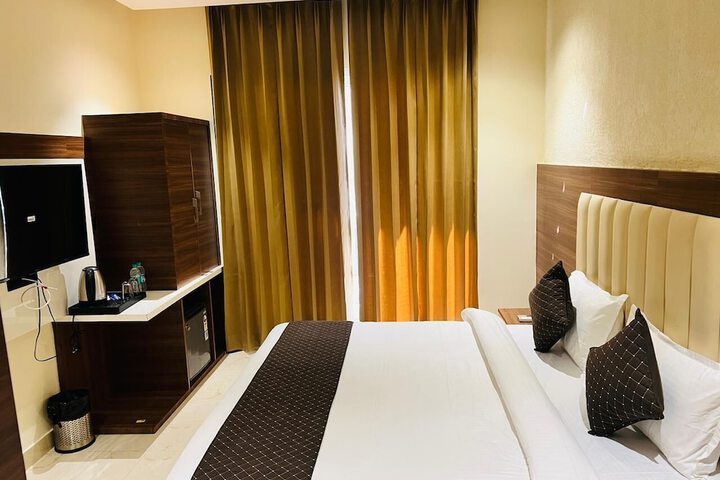 Room 3 of 28