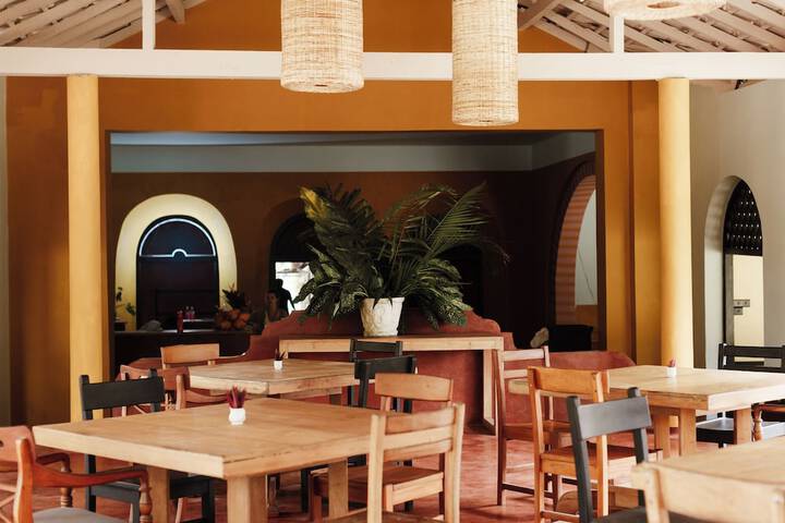 Dining 7 of 14