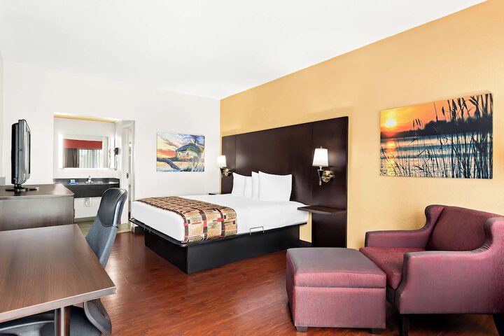 1 King Bed (17 of 18)