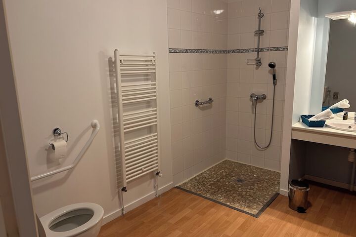 Room 4 of 7