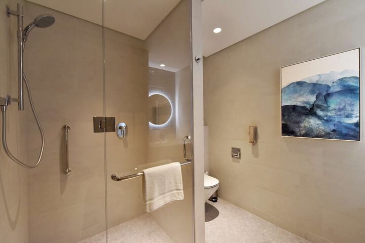 Room 33 of 60