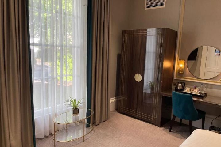 Room 6 of 19