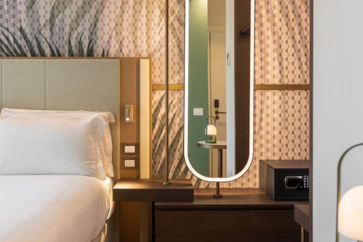 Room 10 of 18