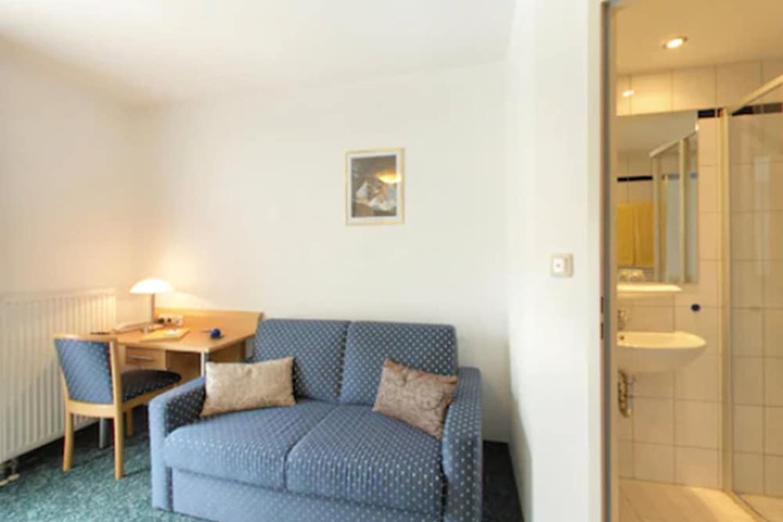 Room 16 of 30
