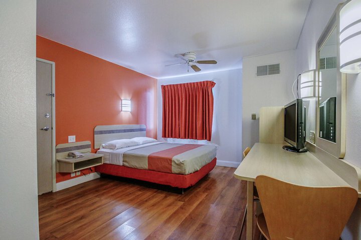 Room 9 of 33