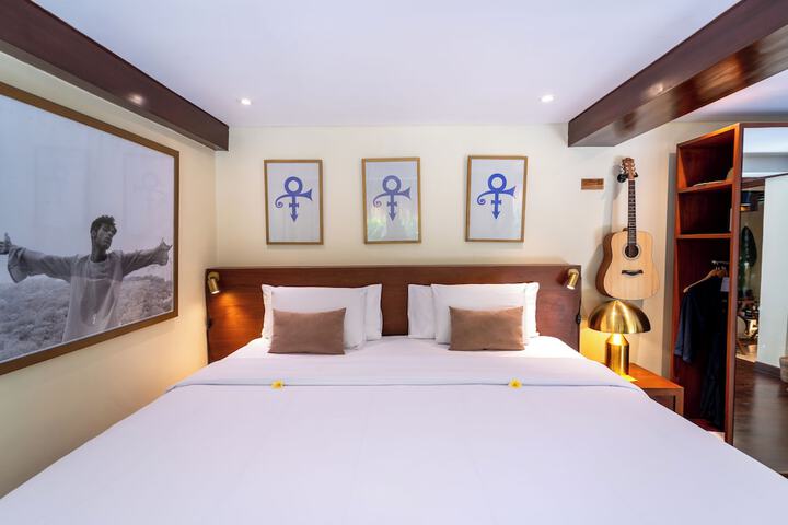 Room 33 of 142