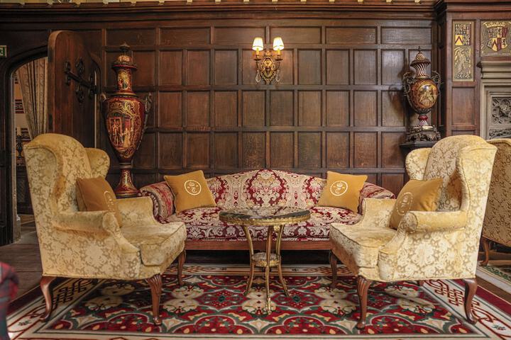 Lobby lounge
