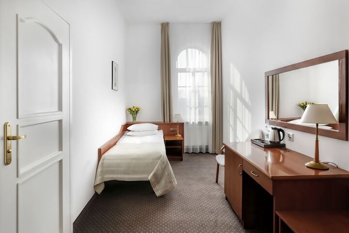 Room 9 of 42