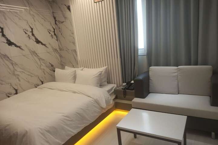 Room 11 of 33
