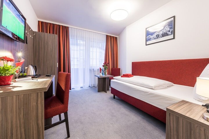 Room 6 of 33