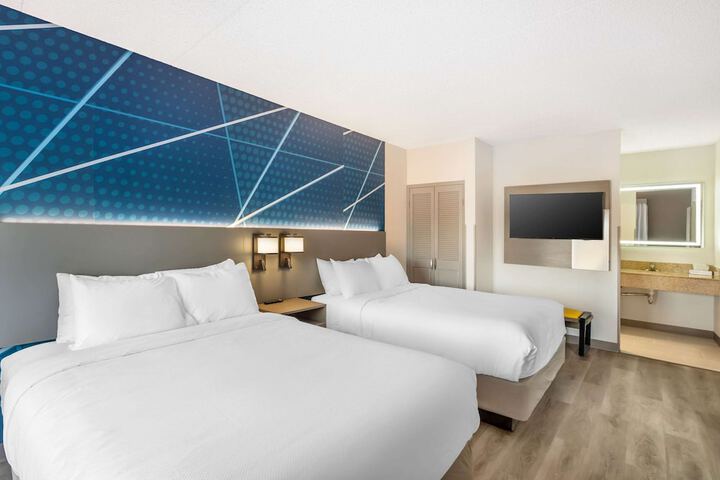 2 Queen Beds (7 of 11)