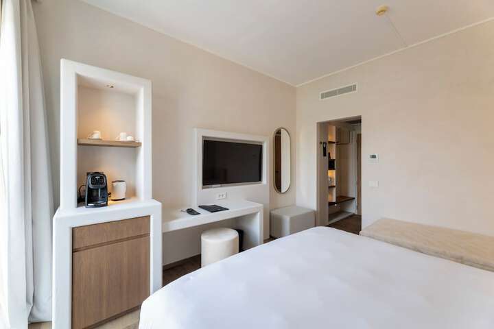 Room 4 of 90