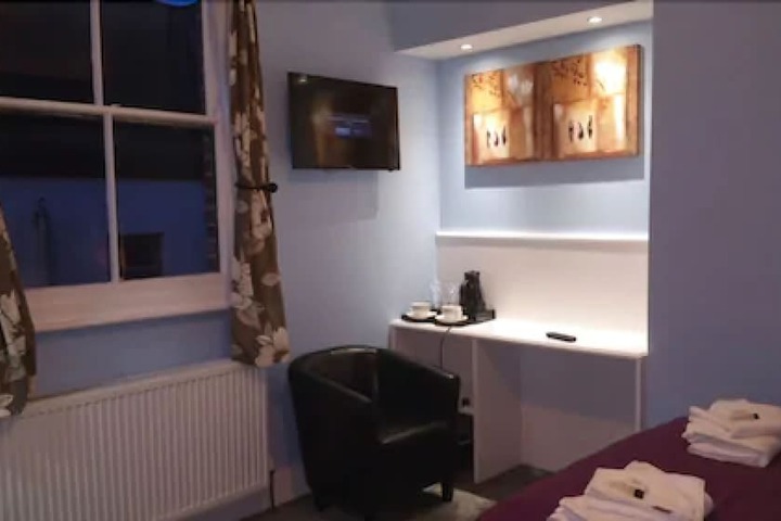 Room 8 of 43