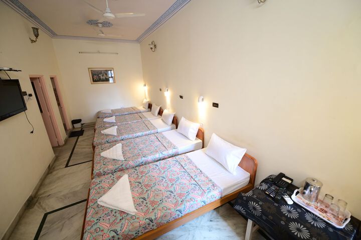 Room 32 of 189