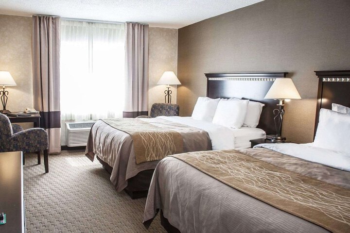 1 Queen Bed (10 of 14)
