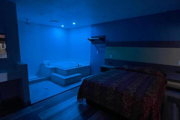 1 Queen Bed (8 of 12)
