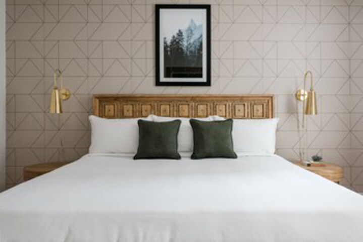Room 10 of 16
