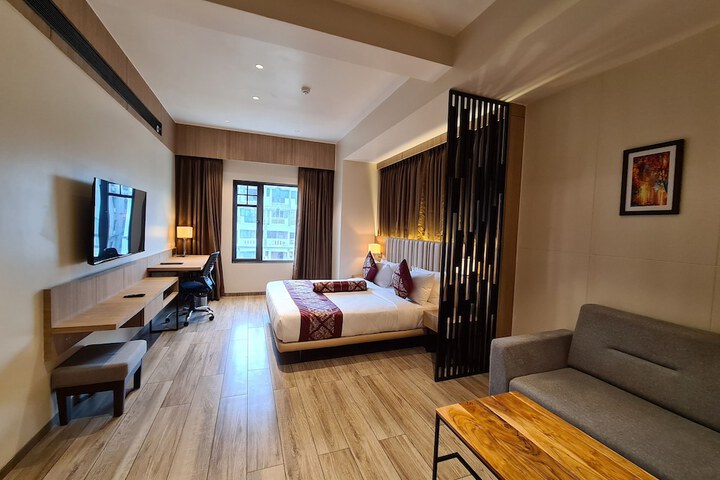 Room 4 of 33