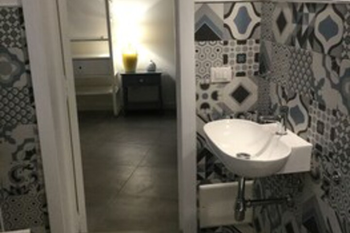 Room 4 of 33
