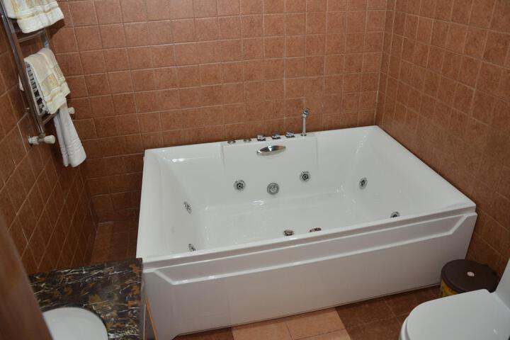 Room 6 of 28