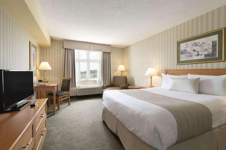 1 Queen Bed (2 of 12)