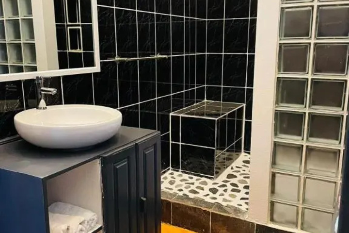 Room 9 of 14