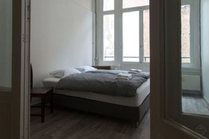 Room 33 of 168