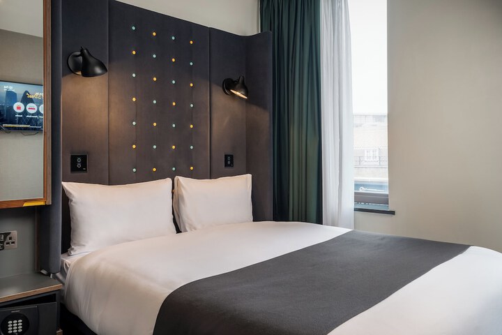 Room 33 of 64