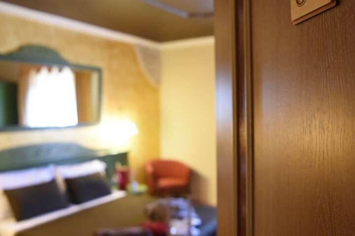 Room 33 of 100
