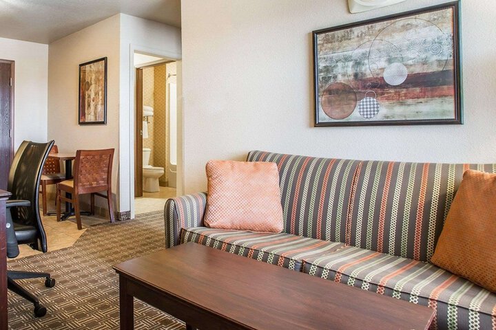1 King Bed Business Room Efficiency Suite Upgrade (21 of 30)