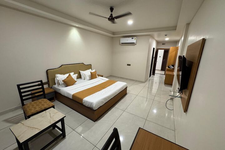 Room 8 of 12