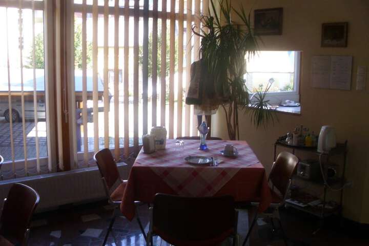 Dining 30 of 38