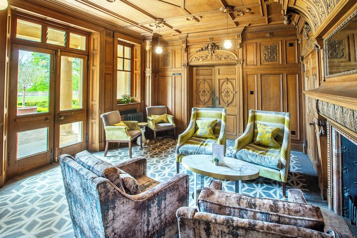 Lounge 79 of 103