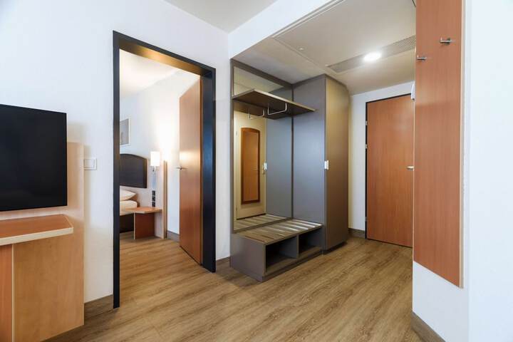 Room 32 of 90