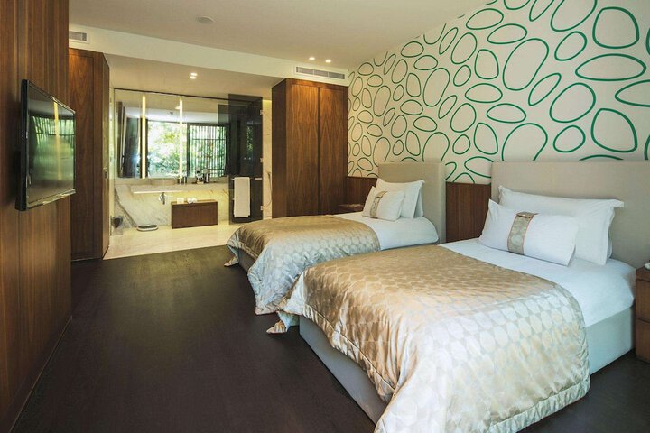 Room 33 of 317