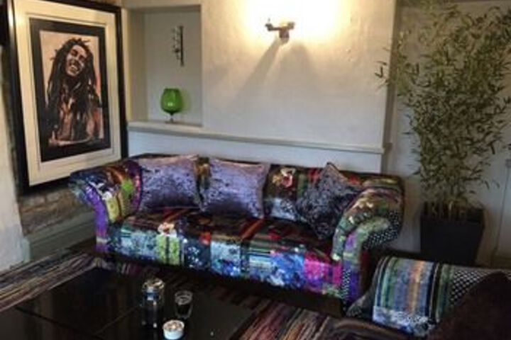 Lounge 23 of 33