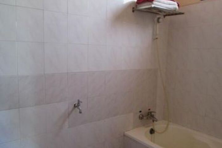 Room 6 of 32