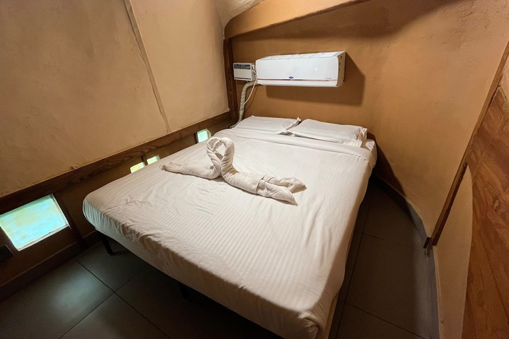 Room 4 of 10