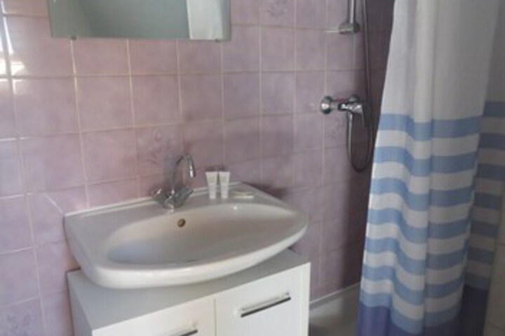 Room 4 of 65