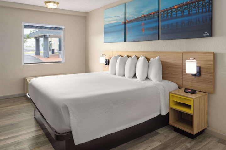 1 Queen Bed (2 of 2)