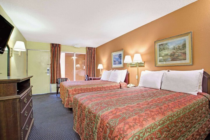2 Double Beds (5 of 5)