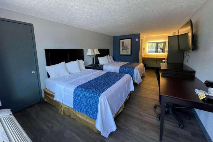 2 Queen Beds (3 of 9)