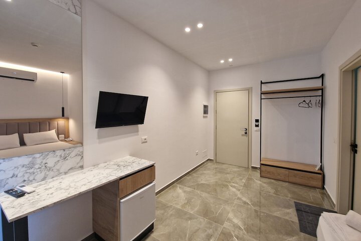 Room 4 of 73