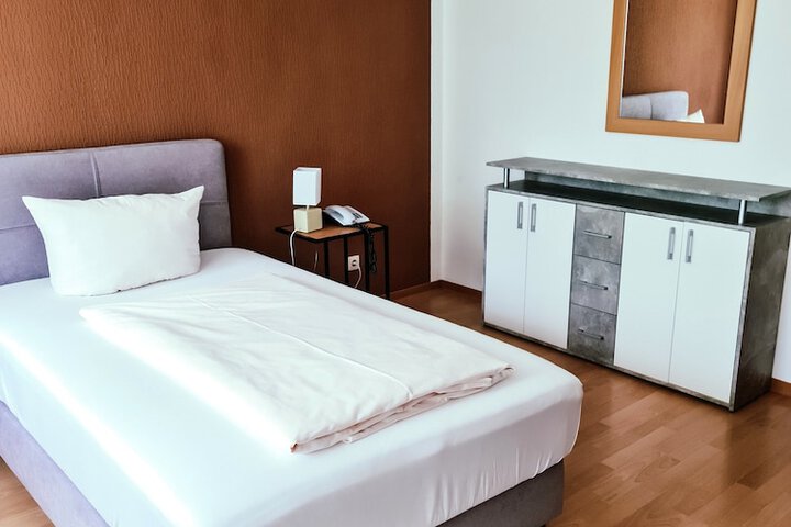 Room 3 of 16