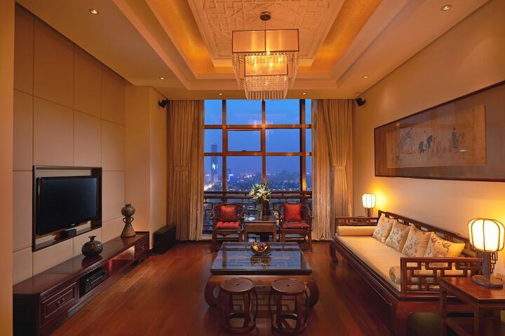 Room 9 of 80